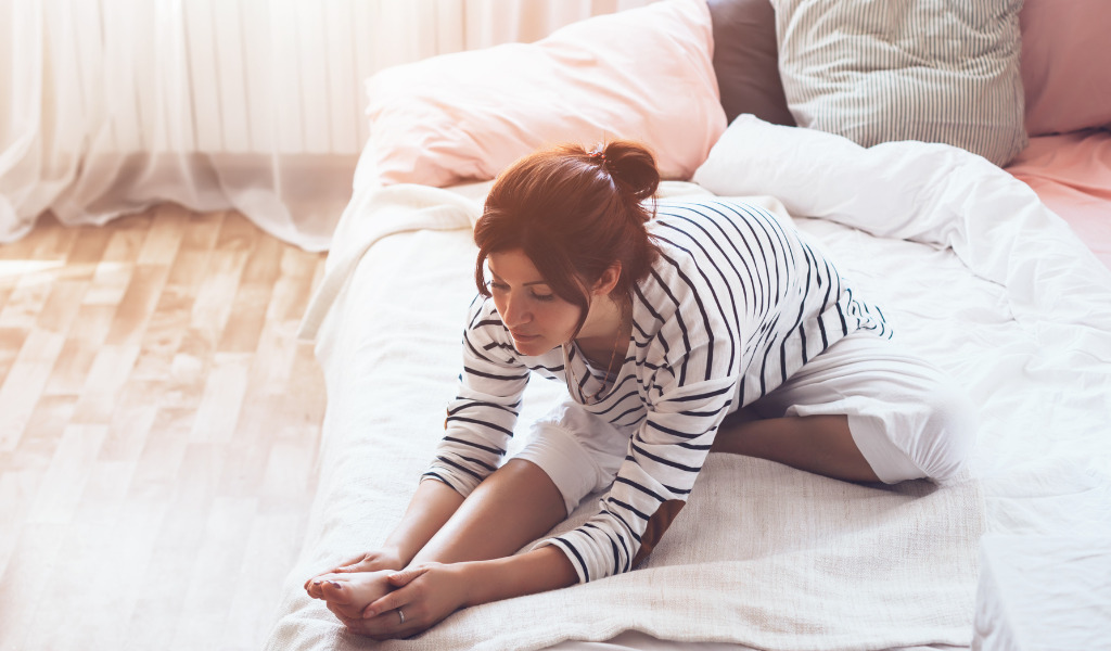 部屋で簡単なストレッチする女性